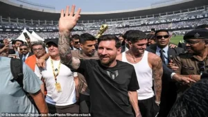 كارثة استقبال ميسي في الهند: اقتحام مشجعين غاضبين وتحطيم ملعب سولت ليك